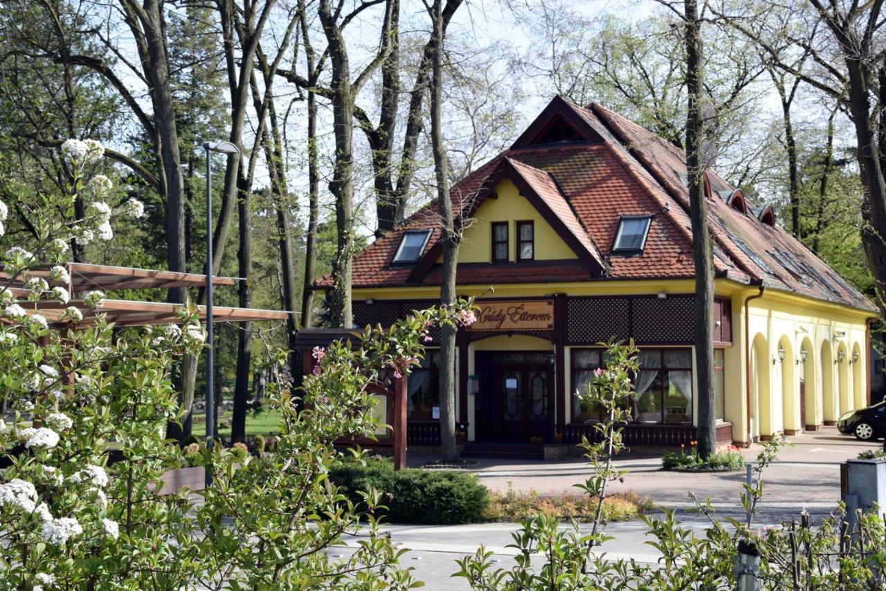 Villa Hotel Debrecen Ngoại thất bức ảnh